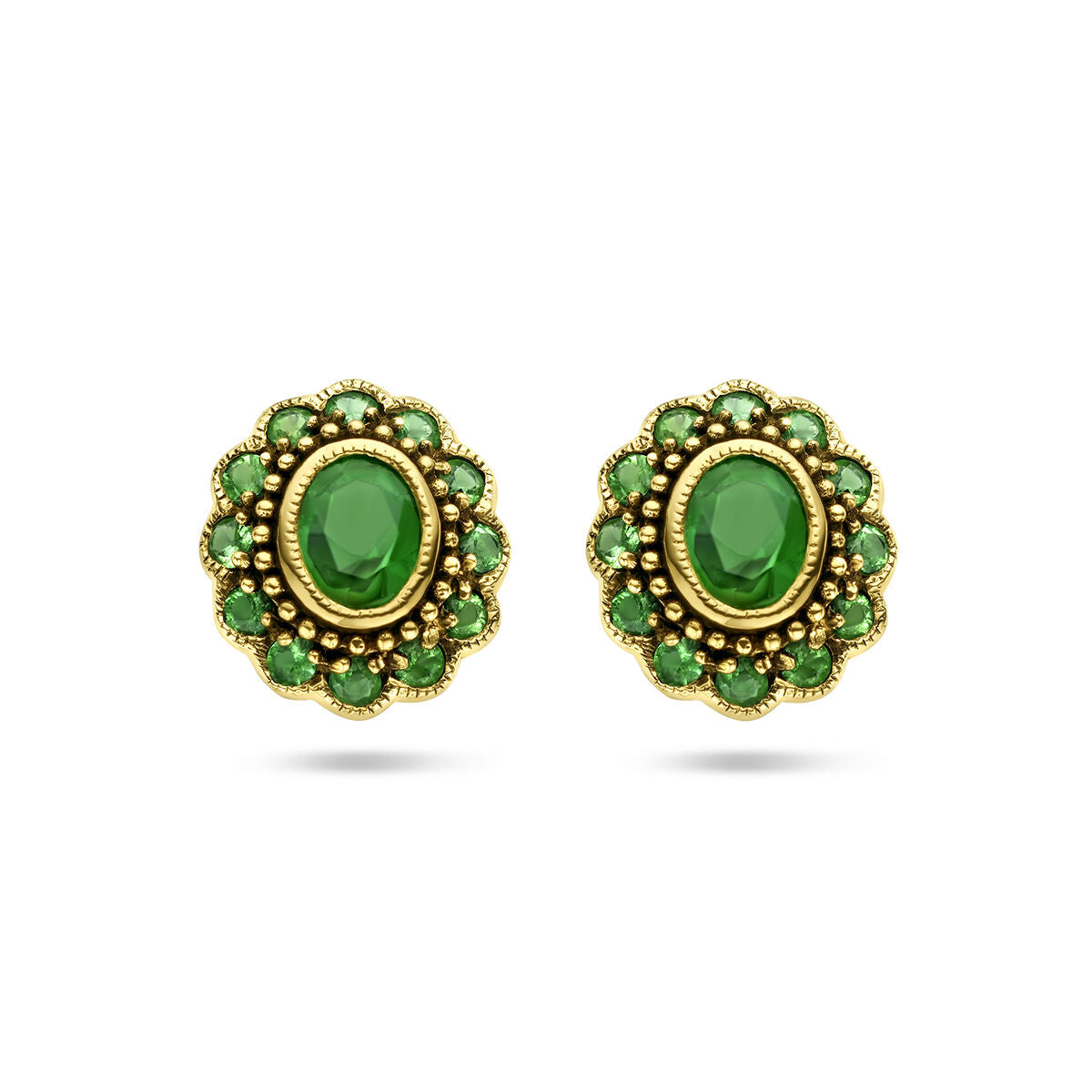 Boucles d'oreilles en or jaune 14K avec émeraudes ovales et détails en perles.