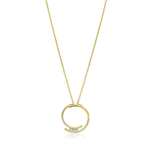 Collier doré avec un pendentif en forme de cercle et trois pierres brillantes.