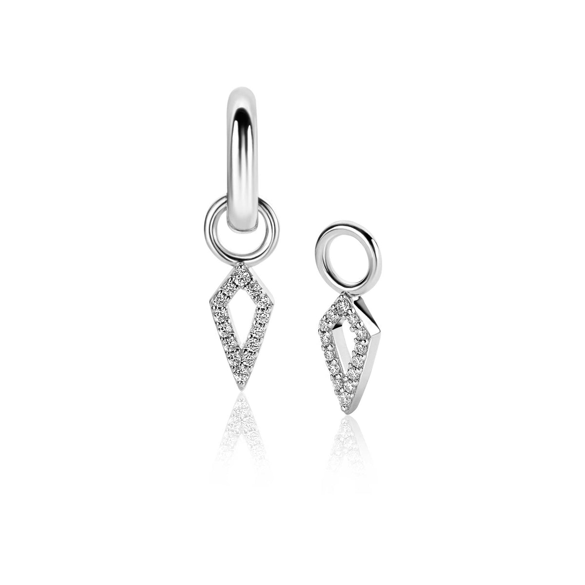 Boucles d'oreilles en argent avec un motif en forme de losange orné de petites pierres brillantes.