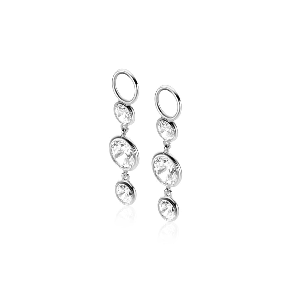 Een paar Zinzi oorbedels zilver ZICH2593 van Zinzi, elk met drie heldere ronde edelstenen in gegradueerde bezel zettingen, afgebeeld op een witte achtergrond.