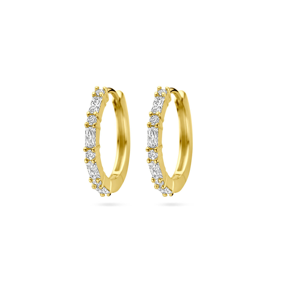 Boucles d'oreilles en argent doré jaune avec zircons, forme ronde et détails brillants.
