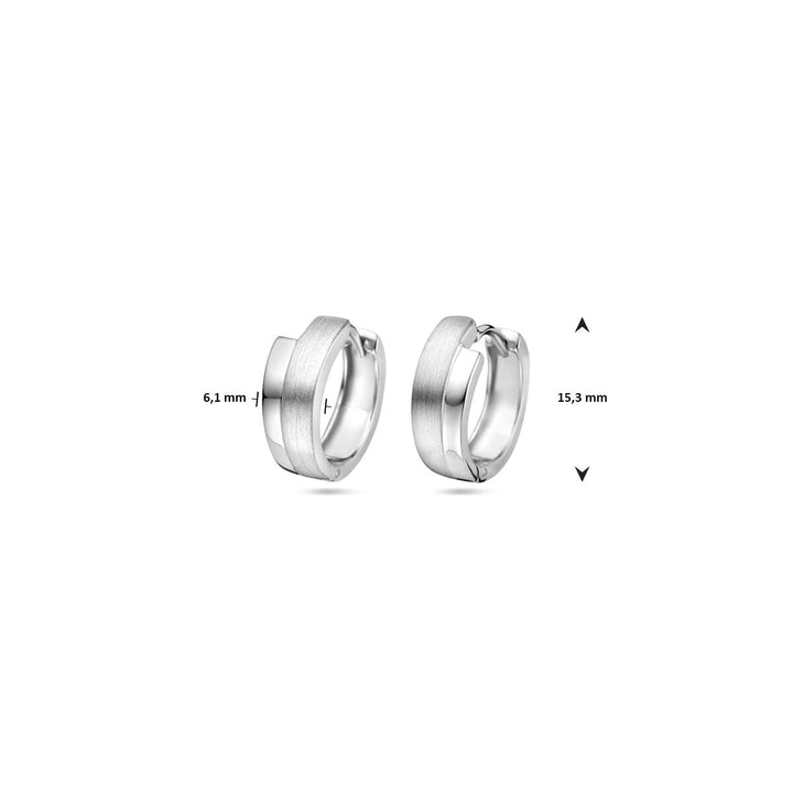 Een paar Van der Kooij Collectie klapoorringen poli/mat zilver gerhodineerd, elk met een geborstelde en gepolijste afwerking (6,1 mm breed, 15,3 mm diameter), is afgebeeld als dames sieraden tegen een effen witte achtergrond.