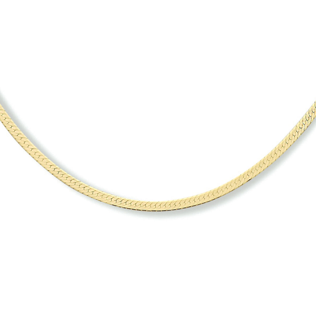 Een close-up van de Van der Kooij Collectie collier slang plat 2,0 mm 40 + 4 cm, 3 micron zilver verguld (geel), met de nadruk op het gladde, platte visgraatmotief op een witte achtergrond - perfect als stijlvolle dames ketting.