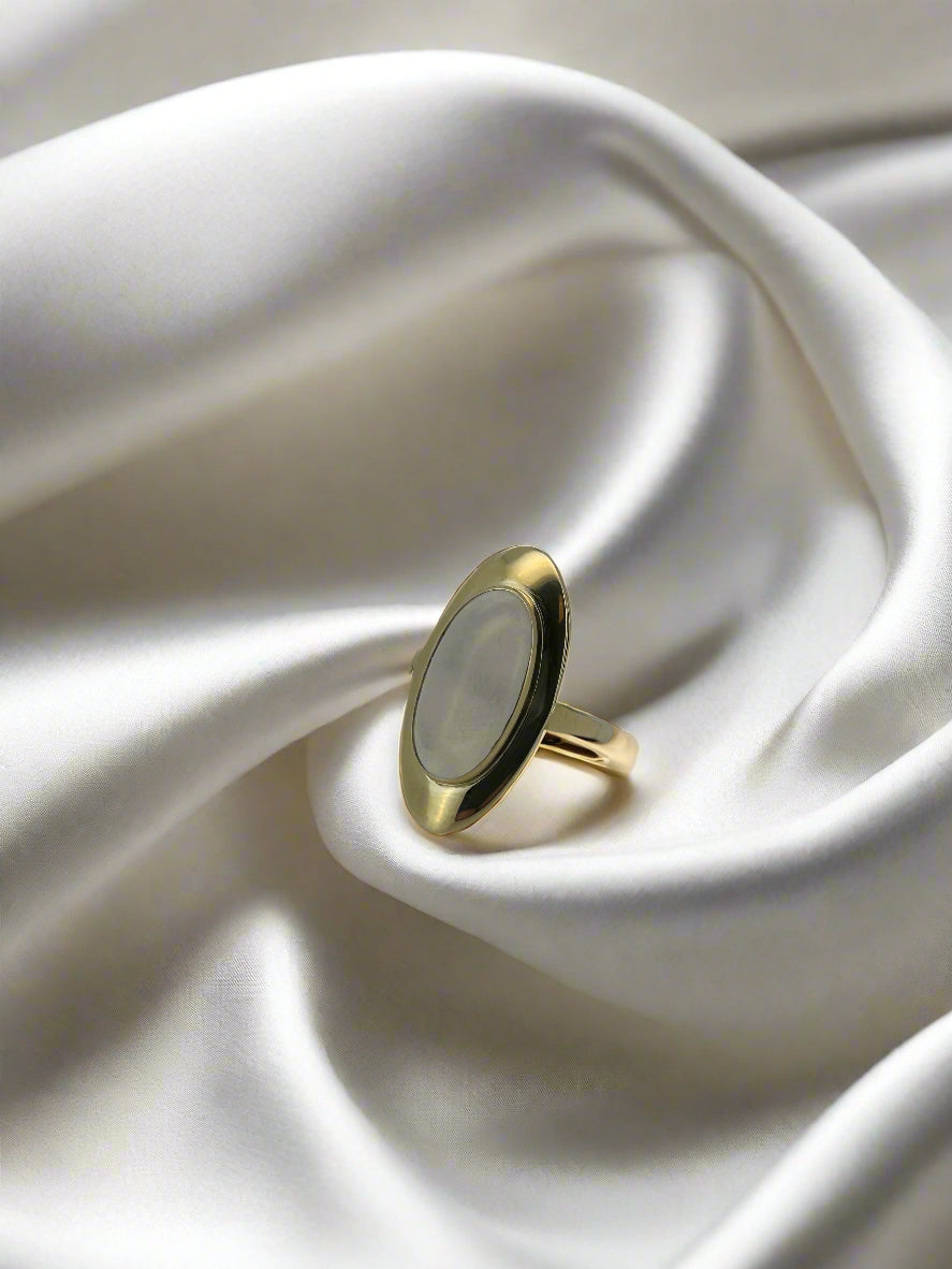 Bague vintage en or 14 carats avec une pierre de lune ovale.