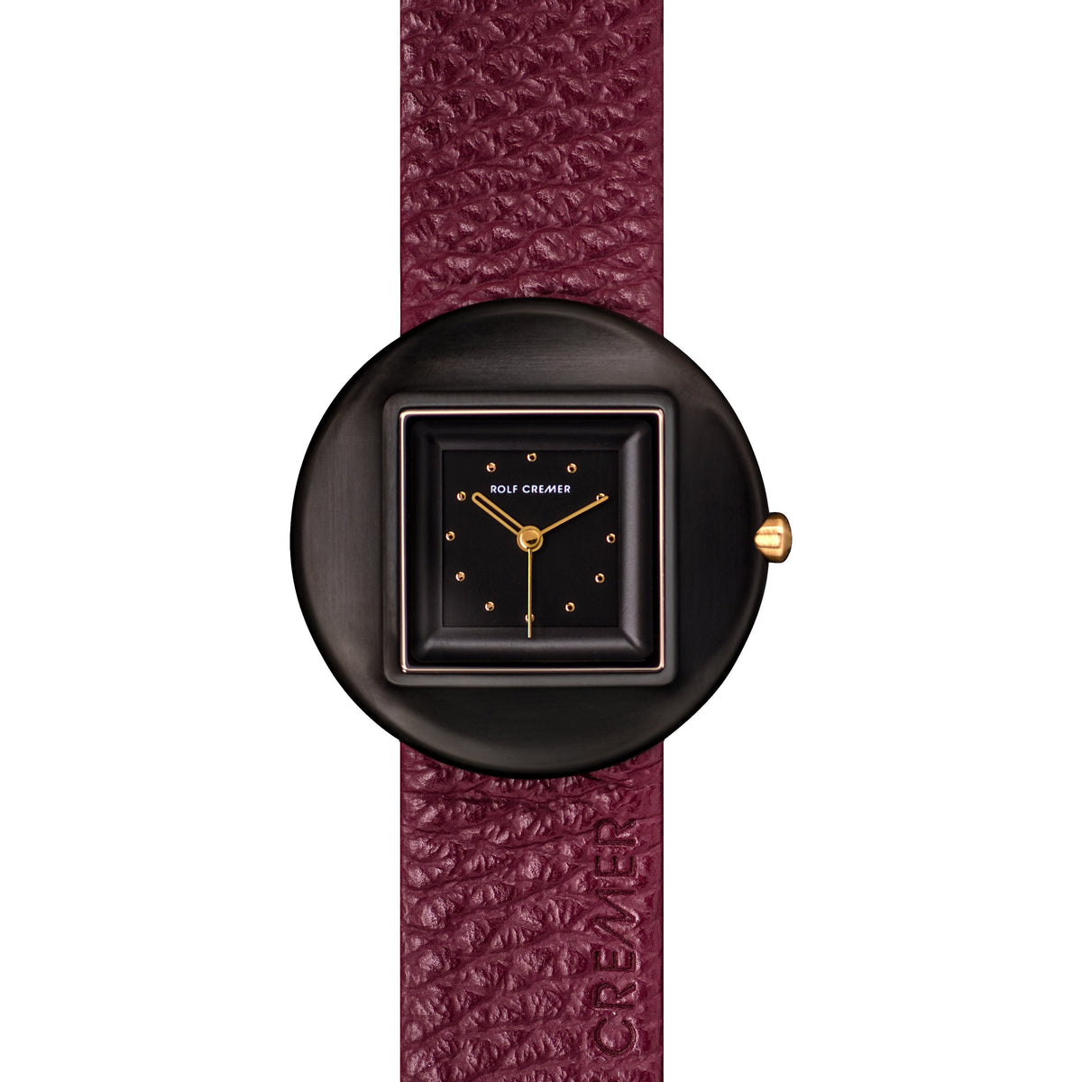 Montre Rolf Cremer avec boîtier noir, cadran carré, bracelet en cuir bordeaux texturé.