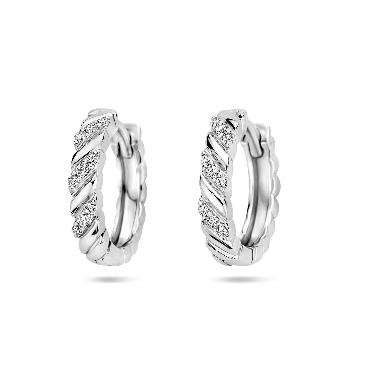 Boucles d'oreilles en argent rhodié avec zircons, design torsadé et brillant.