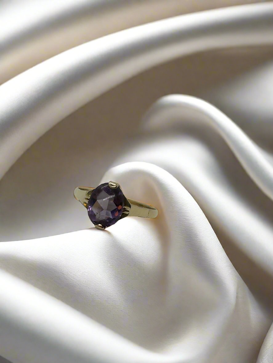Bague vintage en or 14 carats avec une améthyste ovale.