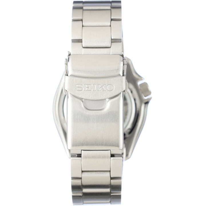 Een close-up van de roestvrijstalen Seiko 5 Sports heren horloge SRPD53K1 sluiting en armband, met het ingegraveerde Seiko logo op de waterdichte sluiting.