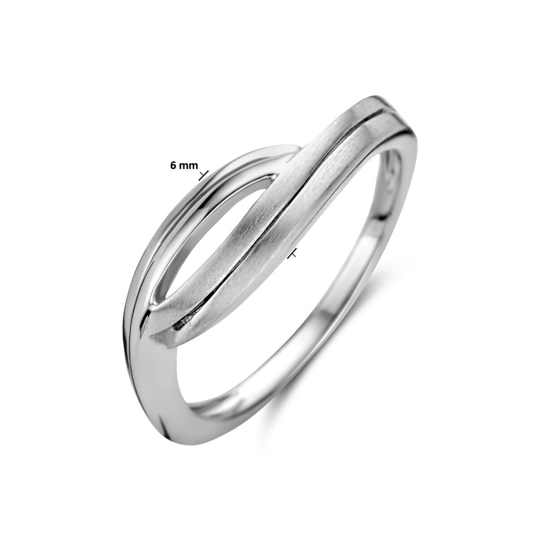 De ring poli/mat zilver gerhodineerd van Van der Kooij Collectie heeft een open, asymmetrisch ontwerp met geborstelde en gepolijste afwerking. De open sectie is 6 mm breed en de ring is afgebeeld op een witte achtergrond.