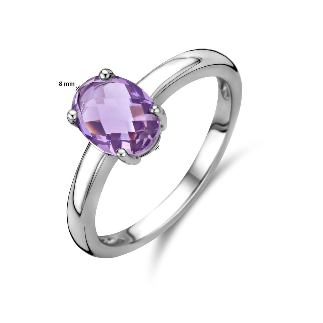 De Van der Kooij Collectie ring amethist zilver gerhodineerd heeft een 8 mm ovale, facetgeslepen paarse steen in een vierpoot zetting en is elegant gepresenteerd op een witte achtergrond.