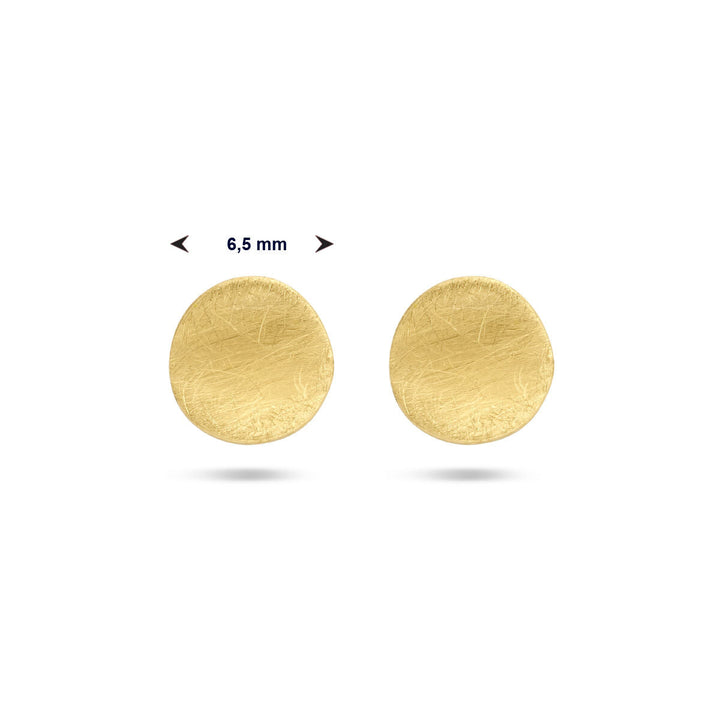 Twee ronde, platte oorknoppen kras 14K geelgoud van Van der Kooij Collectie worden naast elkaar getoond met een pijl met dubbele kop erboven, met een diameter van 6,5 mm - perfect voor fans van tijdloze schoonheid en elegante sieraden.