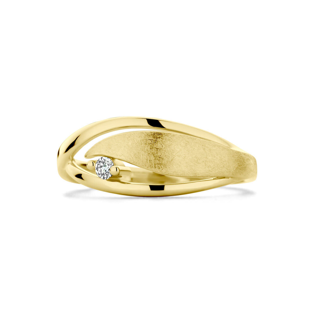 De ring poli/mat diamant 0.04ct H SI 14K geelgoud van Van der Kooij Collectie heeft een elegant overlappend ontwerp, een kleine ronde diamant en combineert gepolijste en matte afwerkingen voor een stijlvol contrast.