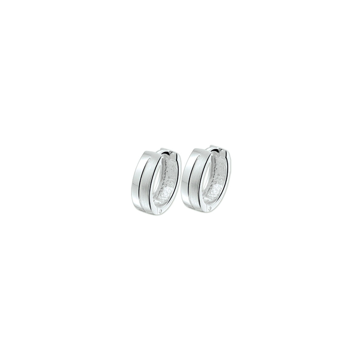 Boucles d'oreilles en argent rhodié, finition polie et mate, forme ronde et plate.