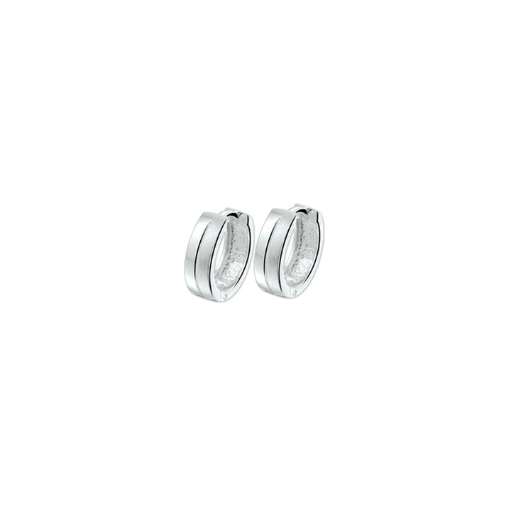 Boucles d'oreilles en argent rhodié, finition polie et mate, forme ronde et plate.