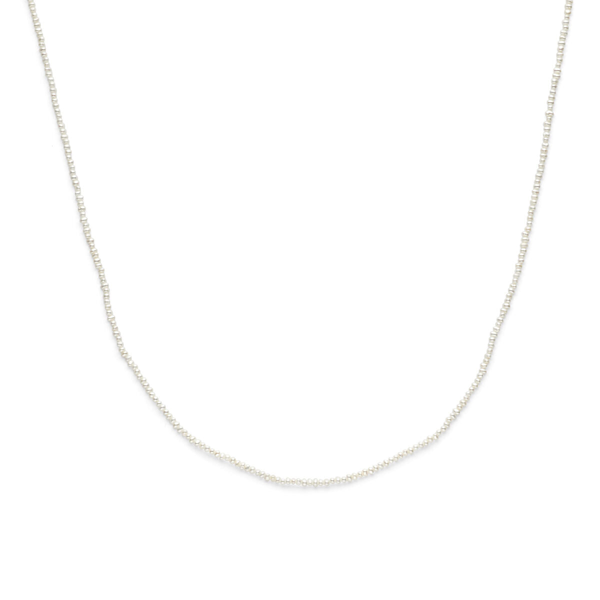 Collier en perles argentées rhodiées, mesurant 41 à 45 cm.