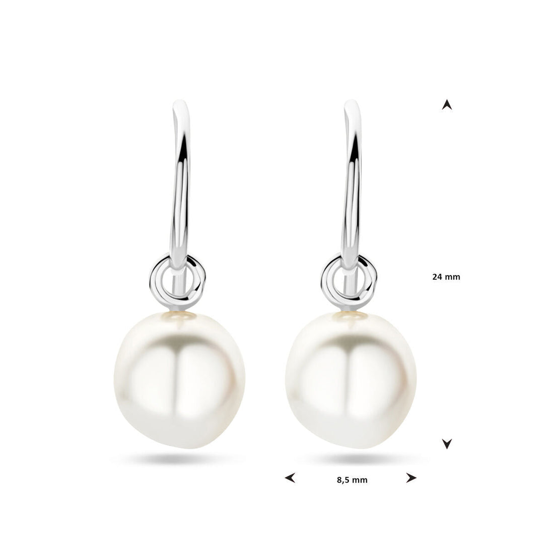 De Van der Kooij Collectie oorhangers franse haak parel 24 mm zilver gerhodineerd zijn voorzien van witte, ronde parels en meten 24 mm hoog bij 8,5 mm breed, elegant afgebeeld op een witte achtergrond met maatlijnen.