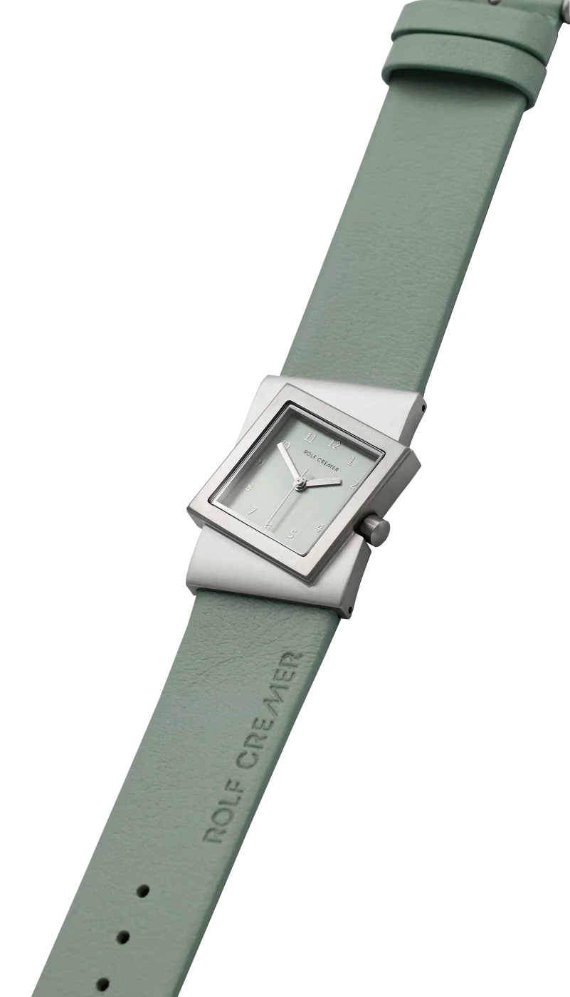 Montre Rolf Cremer avec boîtier en acier inoxydable et bracelet en cuir vert.