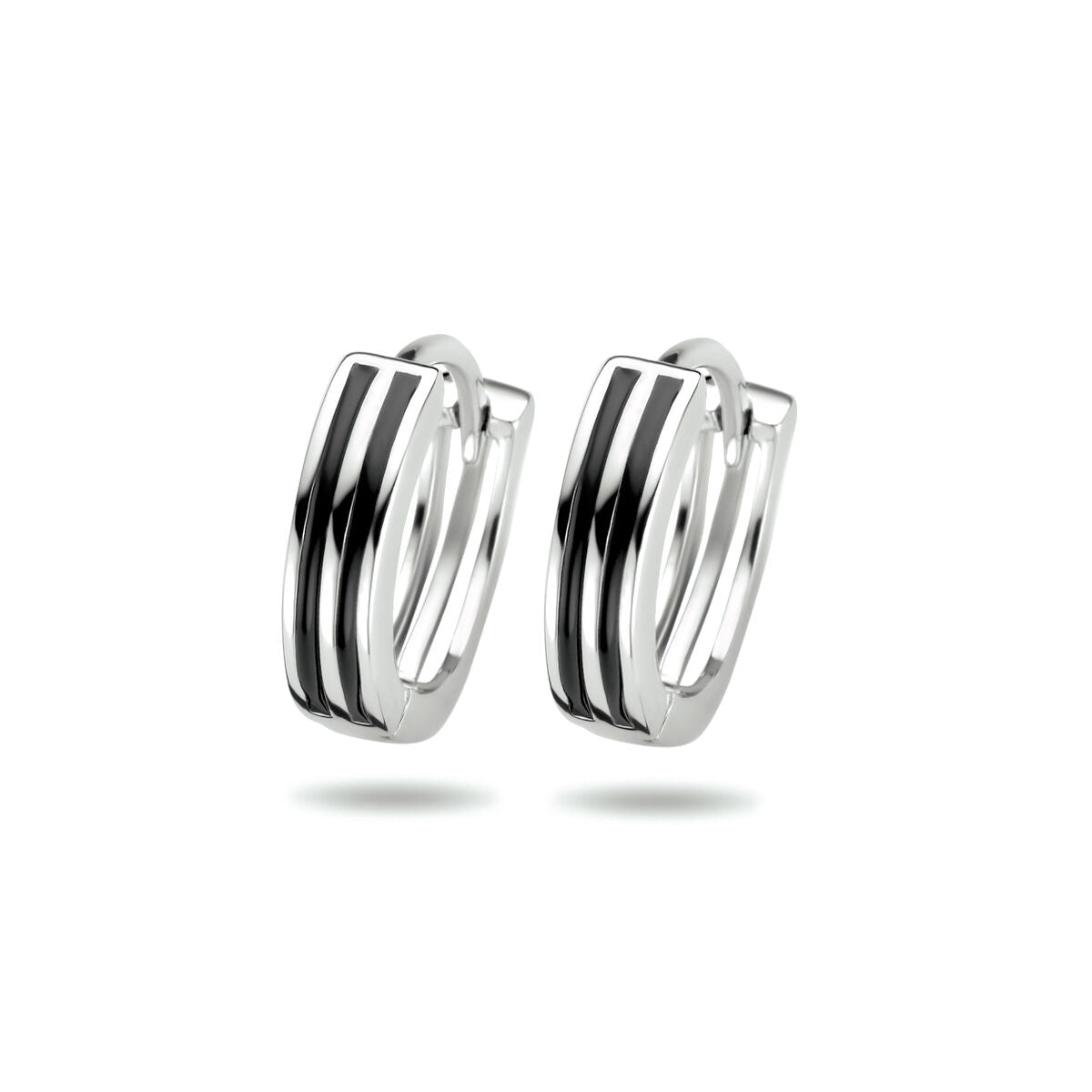 Boucles d'oreilles en argent rhodié avec un design à bandes.