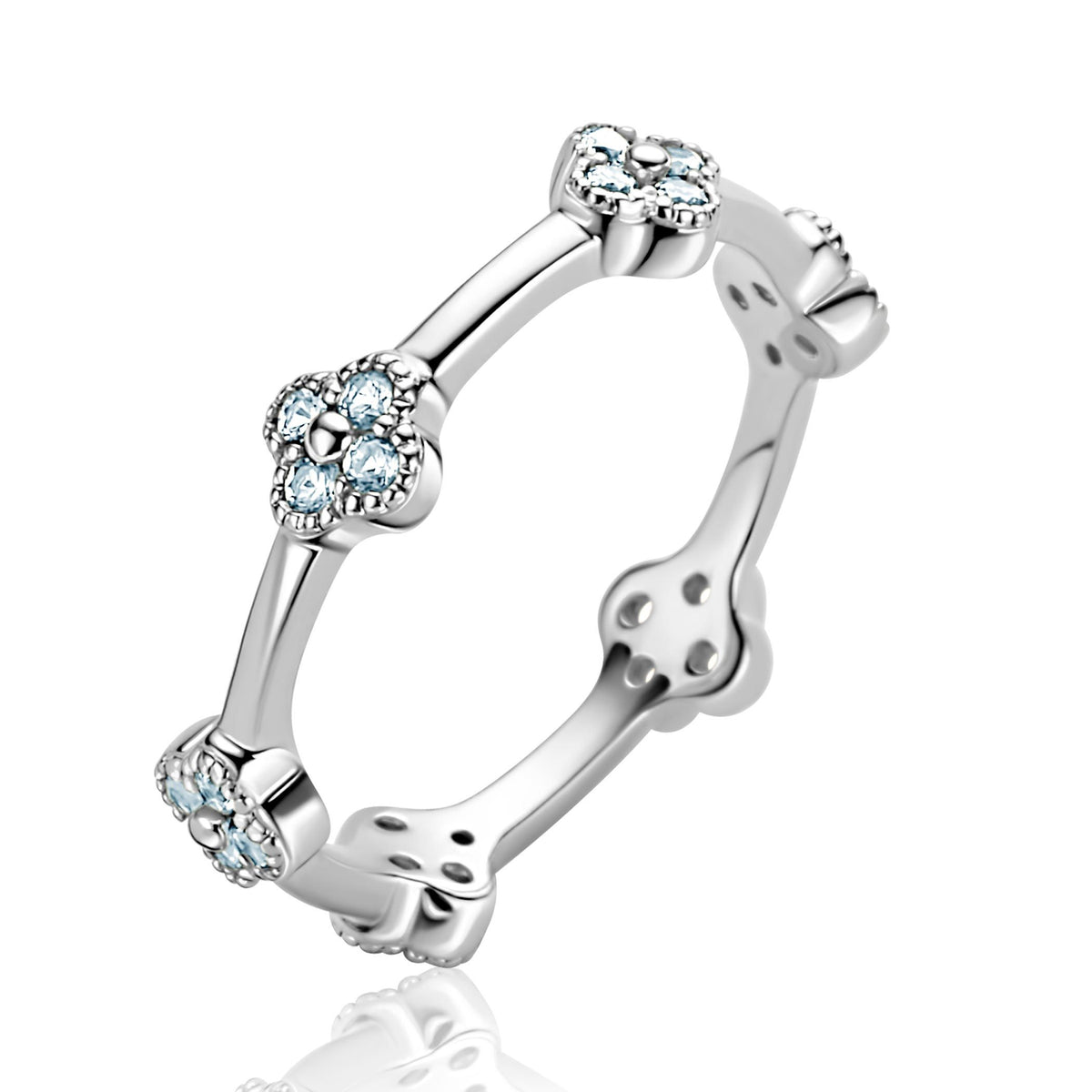 Bague en argent avec des motifs floraux et des pierres brillantes.