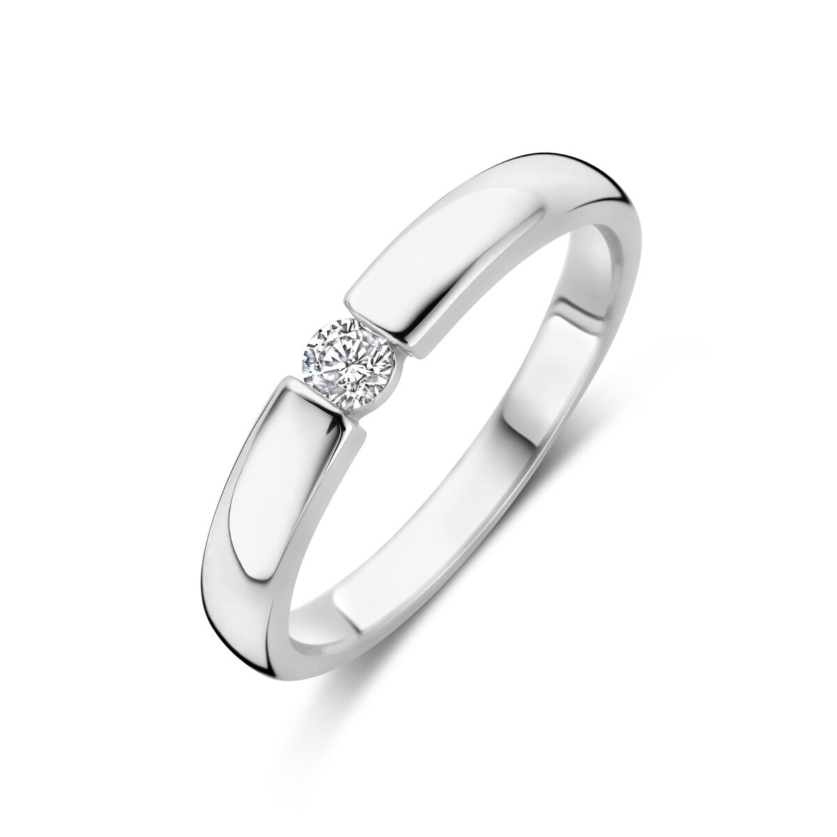 Bague en argent rhodié avec un zirconia brillant au centre.