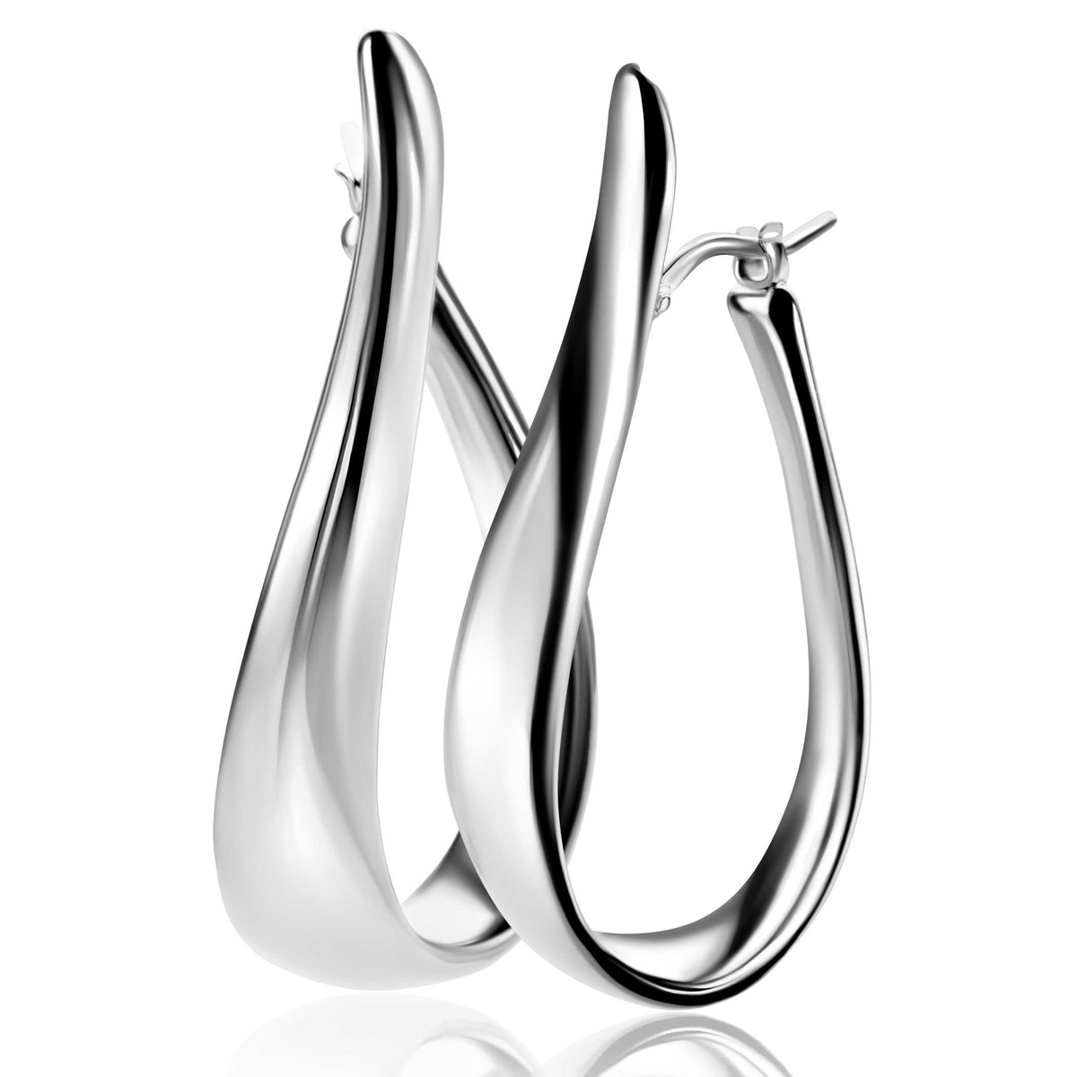 Boucles d'oreilles en argent avec une forme ondulée et brillante.