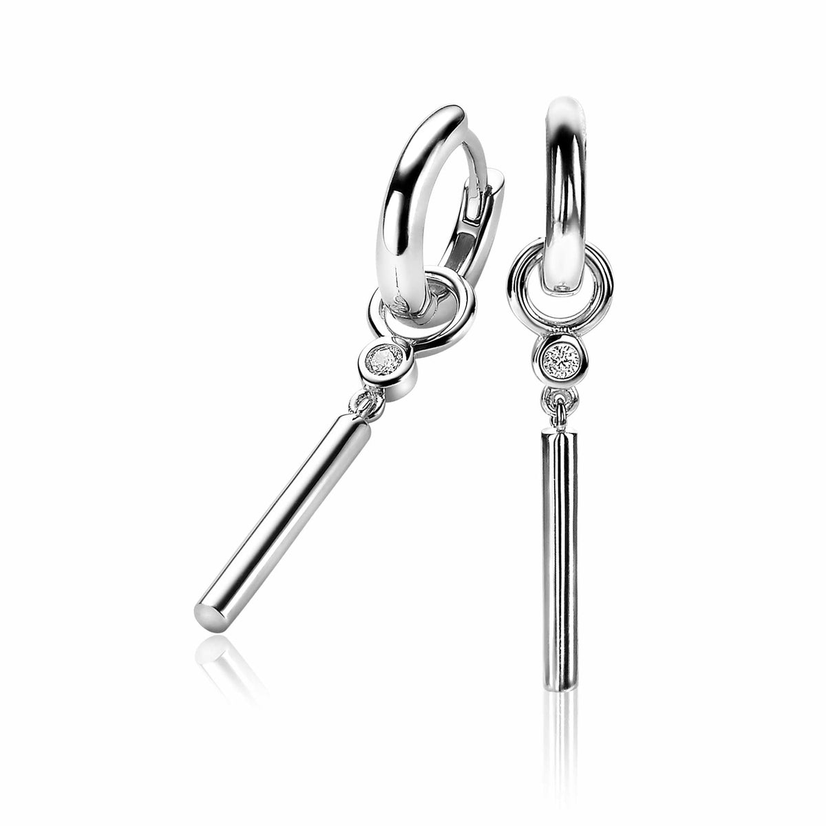 Boucles d'oreilles en argent avec tige allongée et détail en zircon.