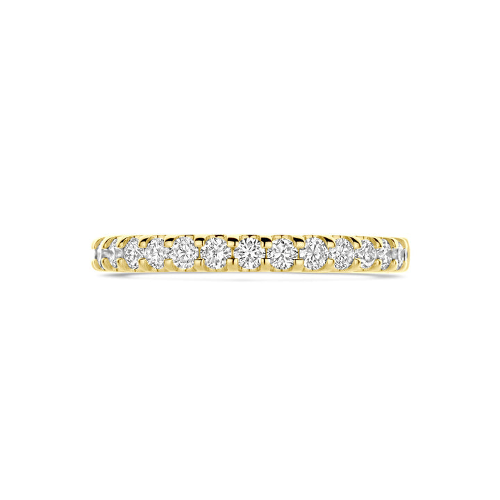 De Van der Kooij Collectie ring lab grown diamant 0.51ct h si in 14K geelgoud heeft een rij ronde briljant geslepen diamanten die doorlopend over de bovenzijde zijn gezet en is afgebeeld tegen een witte achtergrond.