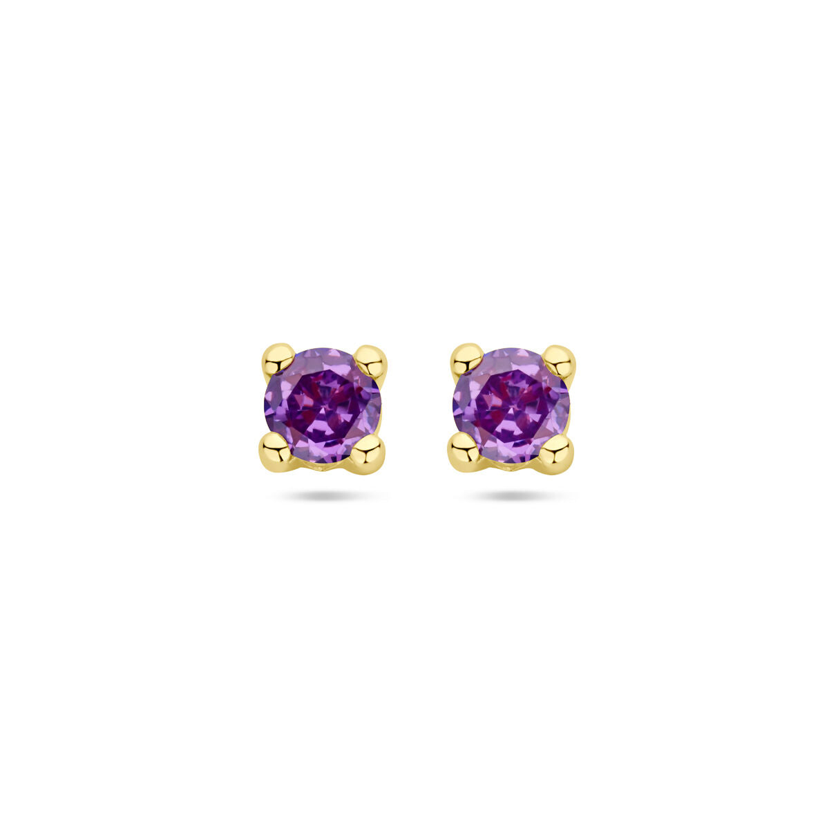 Boucles d'oreilles en or jaune 14K avec des améthystes synthétiques violettes.