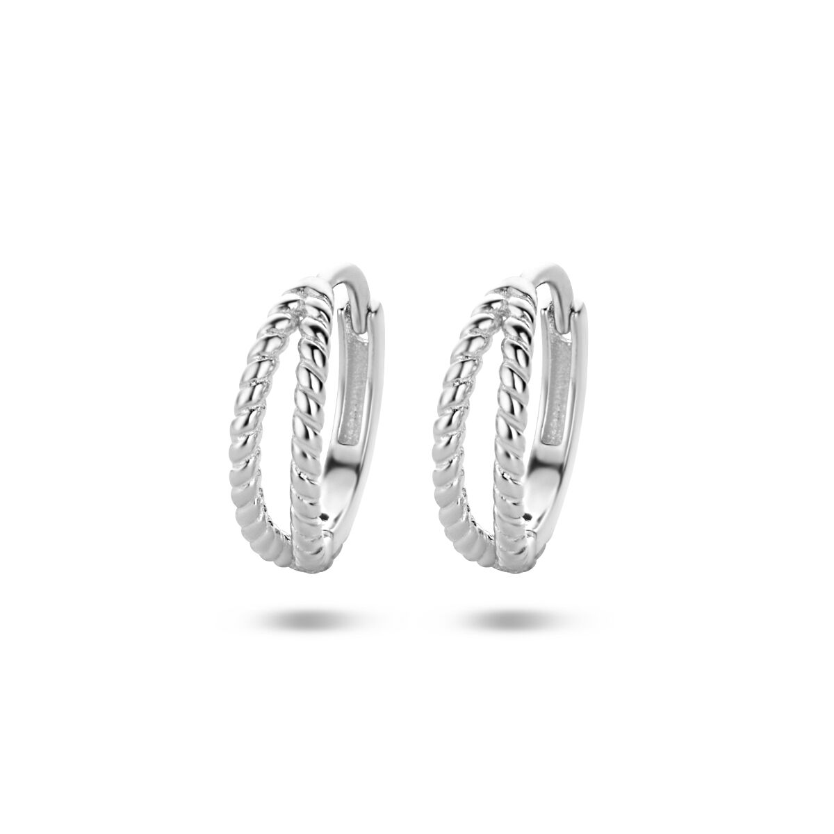 Boucles d'oreilles en argent rhodié avec un design tressé.