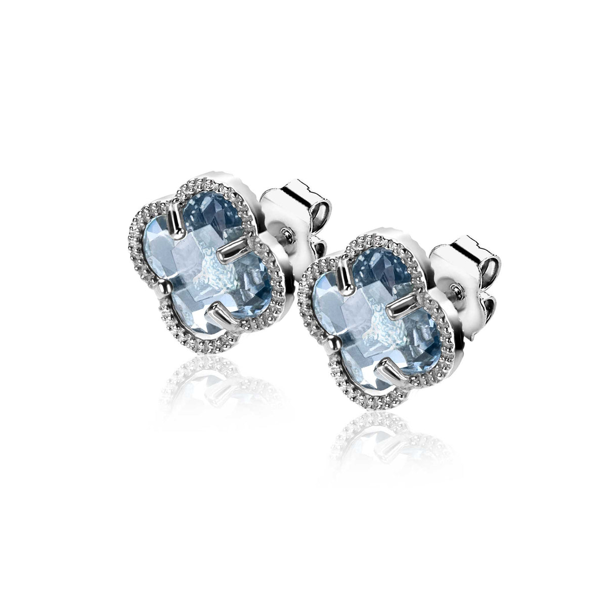 Boucles d'oreilles en argent avec des pierres bleu clair en forme de fleur.