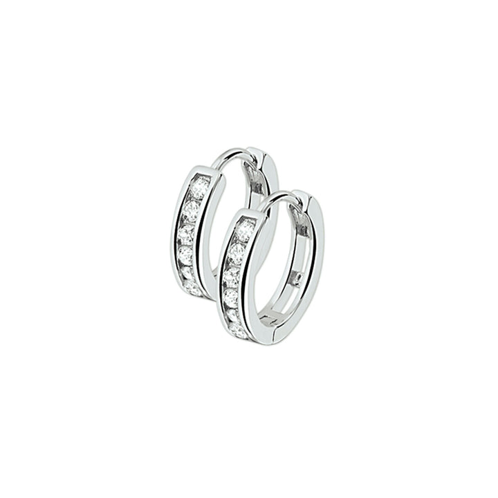 Boucles d'oreilles en argent avec zircons, forme ronde et détails brillants.