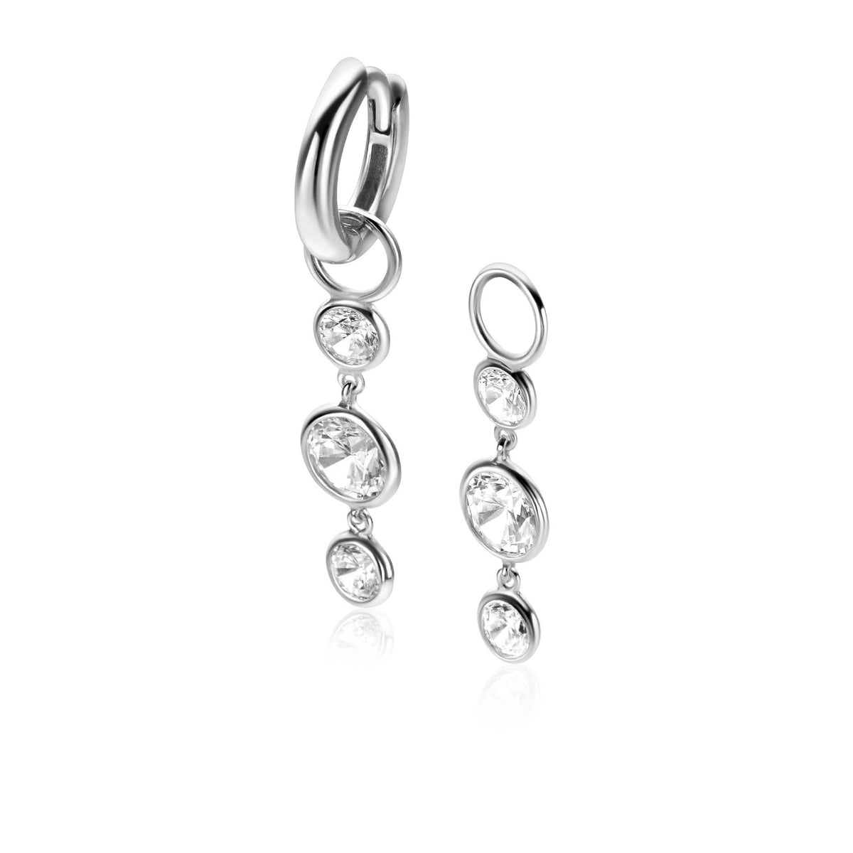 Boucles d'oreilles en argent avec des pendentifs ornés de pierres brillantes.