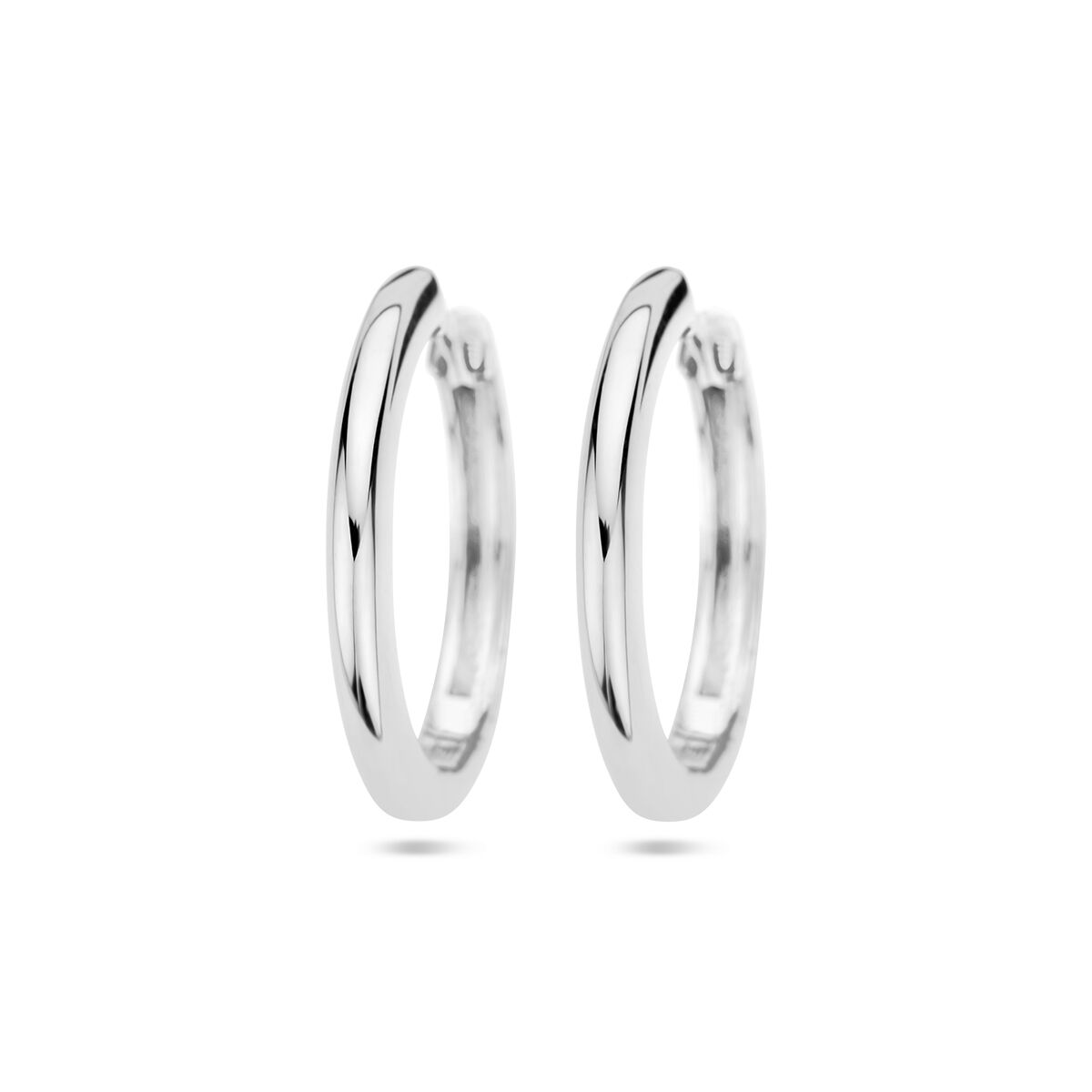 Boucles d'oreilles en argent rhodié, demi-rondes, de 2,5 mm d'épaisseur.