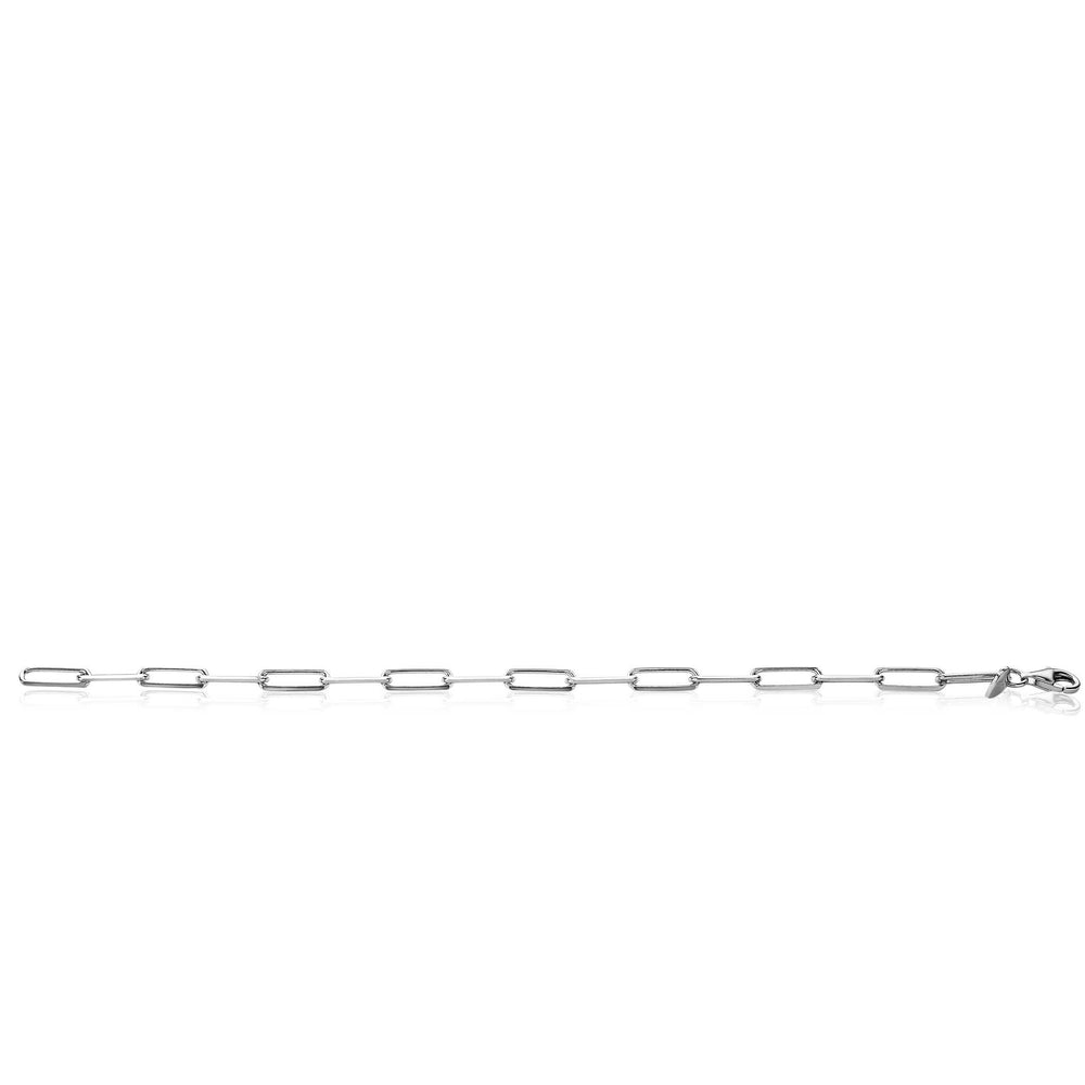 De Zinzi Armband Zilver Zia2207, een delicate zilveren ketting met langwerpige paperclipschakels, is horizontaal afgebeeld op een witte achtergrond, met aan één uiteinde een sluiting.