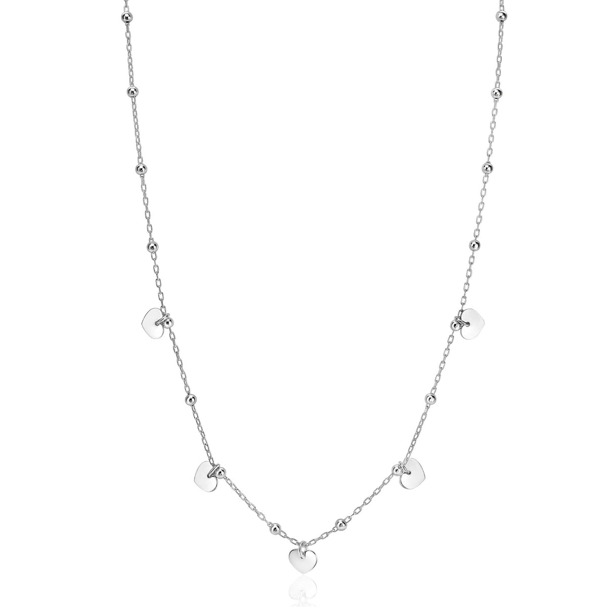 Collier en argent avec des pendentifs en forme de cœur et des perles.