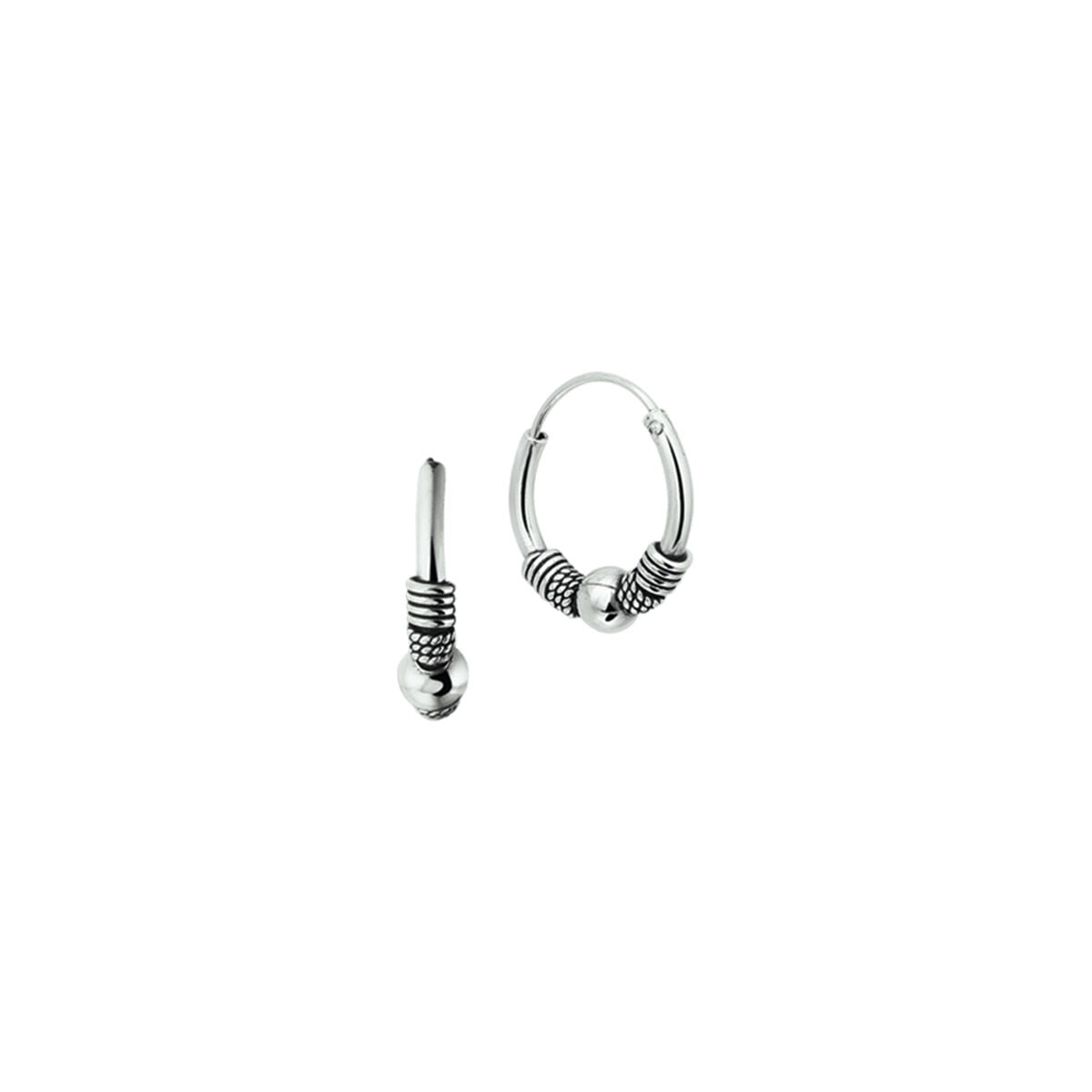 Boucles d'oreilles en argent oxydé avec des détails en relief, d'un diamètre de 4,0 mm.