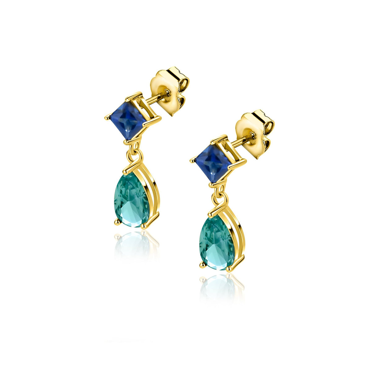 Boucles d'oreilles dorées avec un cristal bleu carré et une pierre en forme de goutte verte.