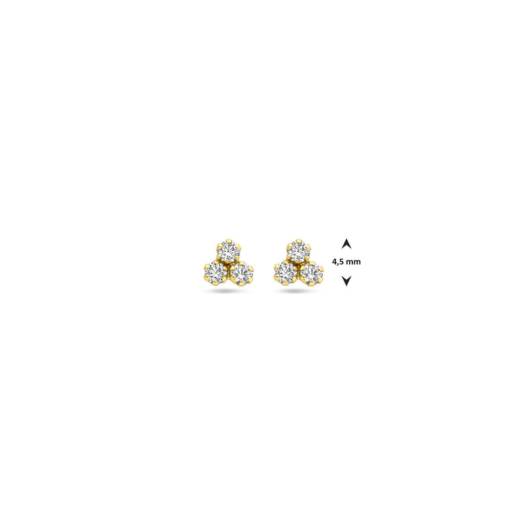 Van der Kooij Collectie oorknoppen zirkonia 4,5 mm van 14K geelgoud, elk met drie ronde zirkonia’s in een driehoekvorm. Afbeelding toont de oorbellen op een witte achtergrond.