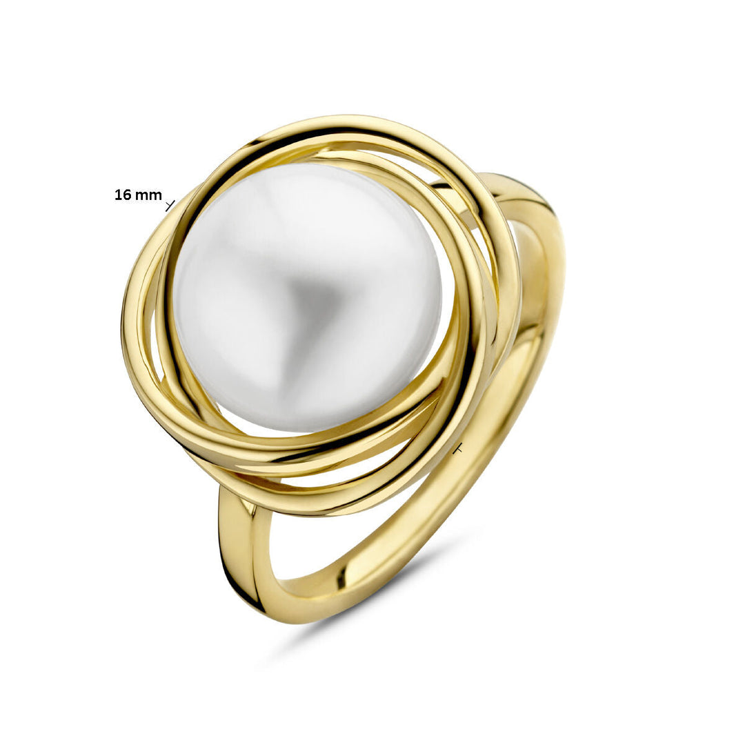 Een 14K geelgouden ring parel van Van der Kooij Collectie, met een grote ronde zoetwaterparel van 16 mm, omlijst door elegante verweven goudbanden.