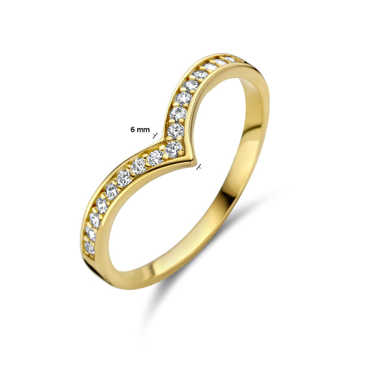 De Van der Kooij Collectie ring met zirkonia 14K geelgoud heeft een gepolijste, V-vormige band van 14K geelgoud, bezet met kleine zirkonia's. De band is 6 mm breed bij de ronding en is afgebeeld tegen een witte achtergrond.