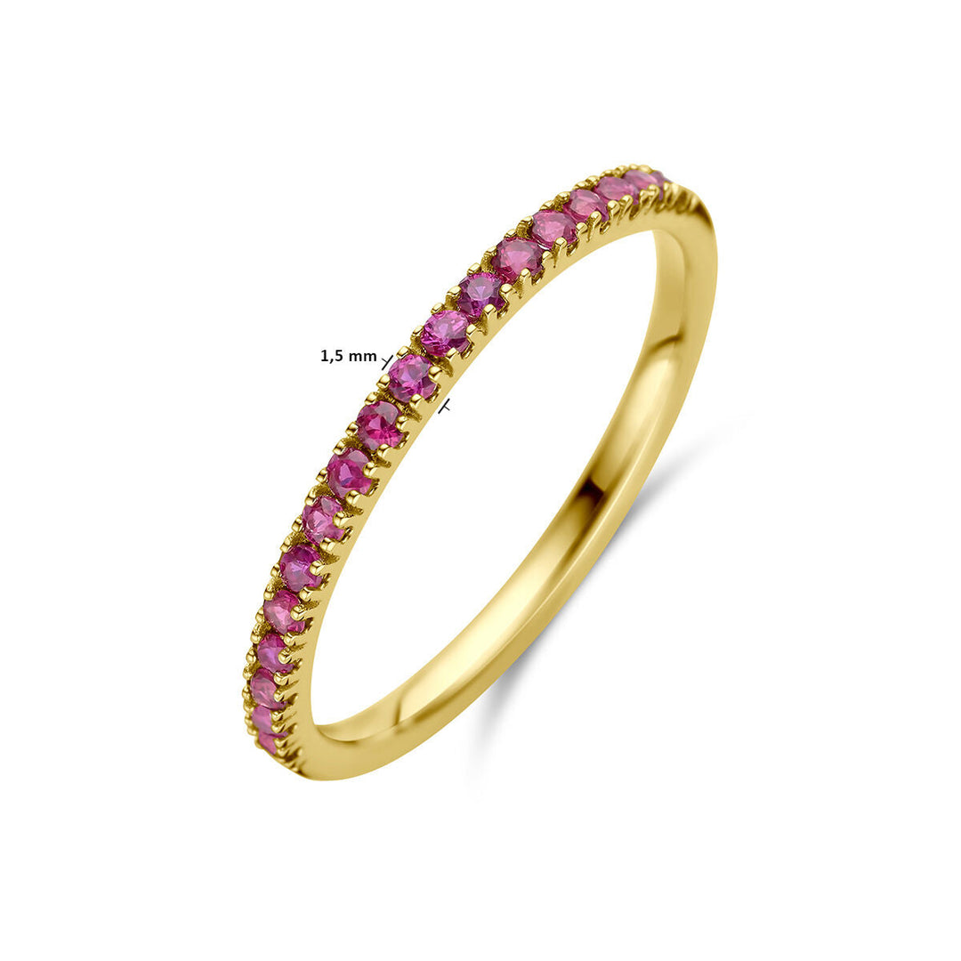 De ring met geboortesteen robijn juli 14K geelgoud van de Van der Kooij Collectie heeft een slanke band van 1,5 mm met kleine ronde robijnen rondom, schitterend gepresenteerd op een witte achtergrond.