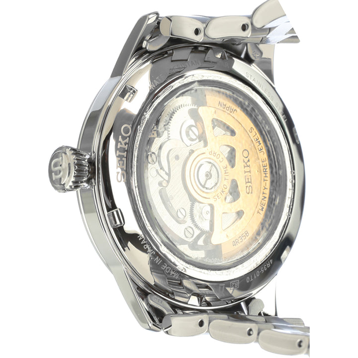 Close-up van een Seiko Presage heren horloge SRPE17J1, waarbij de transparante achterkant van de kast zichtbaar is en het complexe automatische uurwerk met 23 juwelen zichtbaar is. De buitenrand is gegraveerd met modeldetails en het horloge heeft een gepolijste roestvrijstalen band.