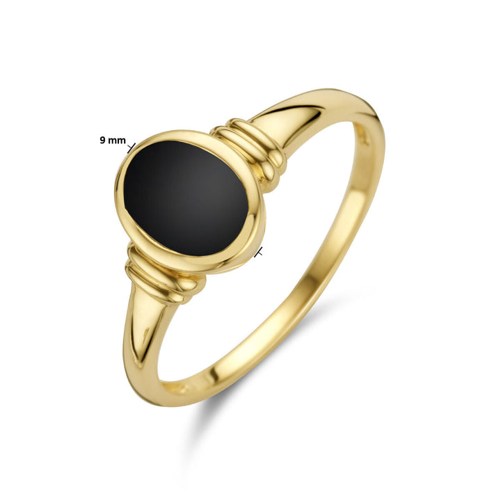 De ring onyx 14K geelgoud van Van der Kooij Collectie heeft een horizontaal geplaatste ovale zwarte onyx (ca. 9 mm), decoratieve details aan de zijkant en een gladde, gepolijste band.