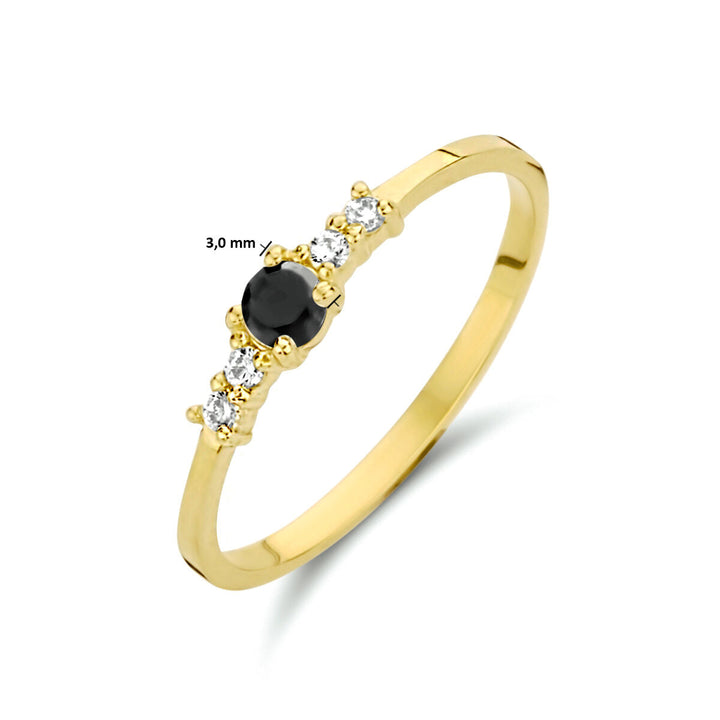De Van der Kooij Collectie "ring zwart en wit zirkonia 14K geelgoud" heeft een centrale ronde zwarte edelsteen van 3,0 mm, geflankeerd door drie sprankelende zirkonia's aan elke kant, geplaatst op een delicate 14k geelgouden band.