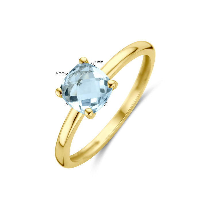 De ring topaas 14K geelgoud van Van der Kooij Collectie heeft een kussen geslepen blauwe edelsteen (6x6 mm) in vier pootjes, elegant gepresenteerd op een witte achtergrond.