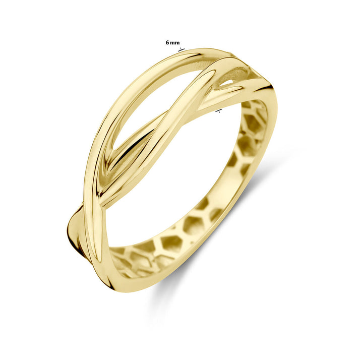 Een gepolijste ring 14K geelgoud uit de Van der Kooij Collectie, 6 mm breed met een open kriskras ontwerp en gladde, reflecterende afwerking, afgebeeld tegen een witte achtergrond.