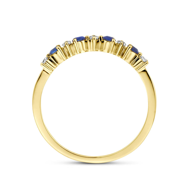 Een 14K geelgouden ring uit de Van der Kooij Collectie met blauwe saffier en 0.08ct H SI diamant, elegant gerangschikt in een rechte lijn aan de bovenzijde, tegen een witte achtergrond gezien.