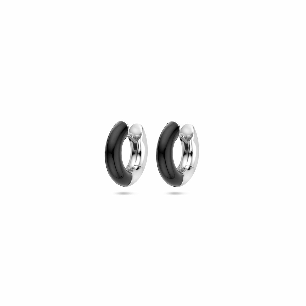 Boucles d'oreilles en argent rhodié avec émail noir, d'un diamètre de 4 mm.
