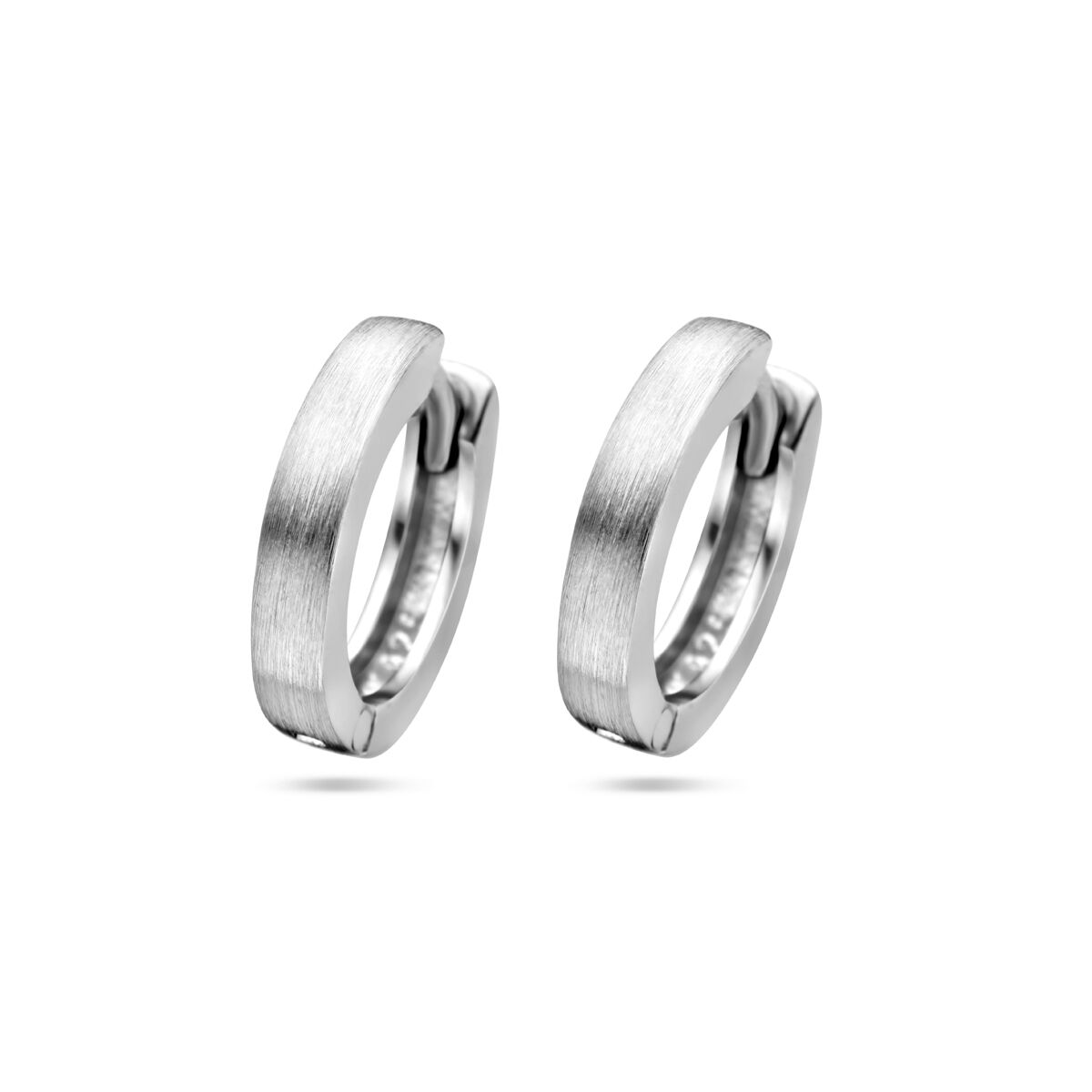 Boucles d'oreilles en argent rhodié, finition mate, largeur de 2,5 mm.