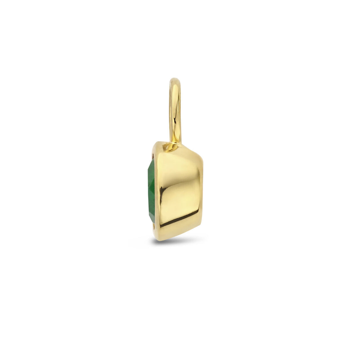 De Van der Kooij Collectie oorringhanger met geboortesteen per stuk 14K geelgoud heeft een vierkante, licht afgeronde gouden hanger met een groene aquamarijn geboortesteen, gedeeltelijk zichtbaar aan één zijde, afgebeeld op een witte achtergrond.